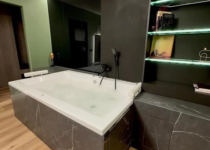 Apartment Jacuzzi Old Town Escape *