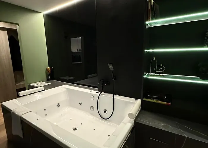 Jacuzzi Old Town Escape شقة *