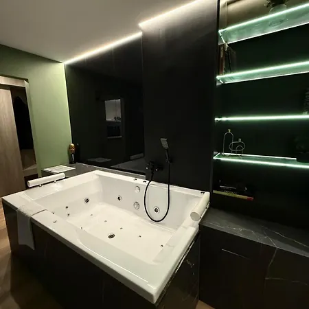Jacuzzi Old Town Escape Apartment *